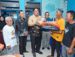 Terjun Langsung ke Kecamatan Lau, Bupati Maros Serahkan Bantuan Alat Tangkap Kepiting Bagi Nelayan