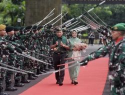 Pangdam XIV/Hasanuddin Mayjen TNI Bobby Disambut Tradisi Pedang Pora