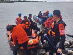 BPBD dan Damkar Makassar Cari Korban Kapal Terbalik di CPI