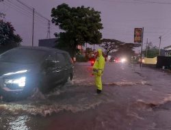 Urai Kemacetan, Sejumlah Personil Polres Jeneponto Disiagakan di Lokasi Banjir