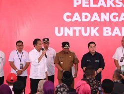 Harga Naik, Presiden Jokowi Bagikan Beras kepada 1.000 KPM di Maros