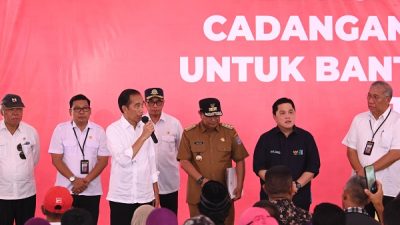 Harga Naik, Presiden Jokowi Bagikan Beras kepada 1.000 KPM di Maros