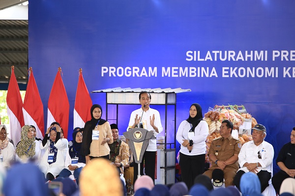 Presiden Jokowi Berbagi Pengalaman Kepada 5000 Nasabah PNM Sulsel