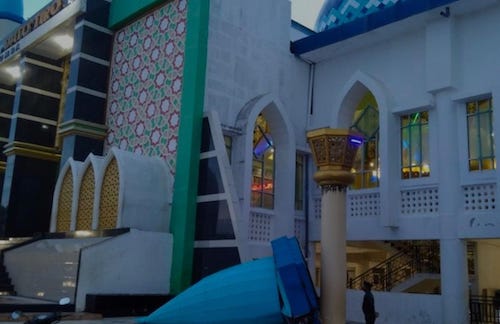 Kuba Masjid ICDT Bulukumba Diterjang Angin Kencang