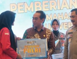 80 Mahasiswa Unhas Terima Bantuan Dana Pendidikan dari Polri