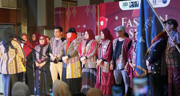 Sofha Marwah Lantik Pengurus Komunitas Designer Olah Tenun Sulsel