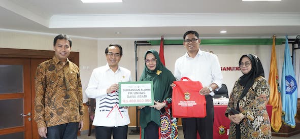 Alumni Kedokteran Unhas Sumbang Dana Abadi Rp 400 Juta