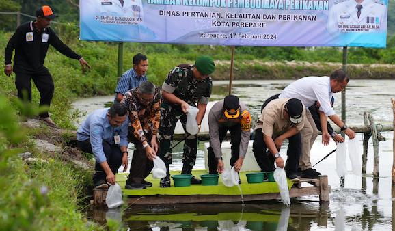 Pj Gubernur Tebar Benih Udang Vaname dan Tanam Pisang Cavendish