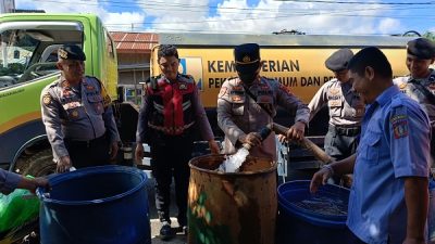 Polres Tator Salurkan Air Bersih Untuk Korban Banjir di Makale