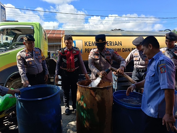 Polres Tator Salurkan Air Bersih Untuk Korban Banjir di Makale