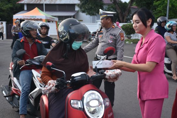 Polres Bulukumba Bagikan 300 Paket Takjil Ke Pengendara dan Tukang Becak