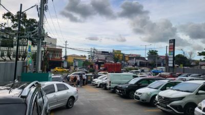 Bikin Macet, Pengendara Keluhkan Toko Satu Sama di Perintis Kemerdekaan