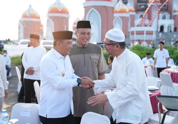 Pj Gubernur Sulsel Beri Penghargaan Sukses Pemilu Serentak Tahun 2024