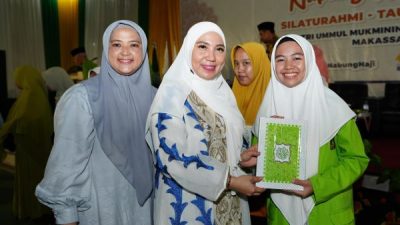 Sofha Marwah Beri Bantuan 100 Al-Qur'an Untuk Pesantren Putri Ummul Mukminin