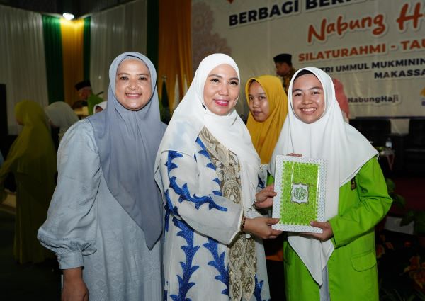 Sofha Marwah Beri Bantuan 100 Al-Qur'an Untuk Pesantren Putri Ummul Mukminin