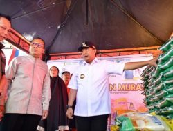 Pj Gubernur Bagikan Beras Untuk Warga Kurang Mampu di Makassar
