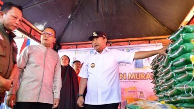 Pj Gubernur Bagikan Beras Untuk Warga Kurang Mampu di Makassar