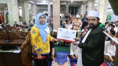 Dukung Pembangunan Masjid, Diskominfo Makassar Serahkan Dana Hibah Rp100 Juta