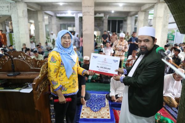 Dukung Pembangunan Masjid, Diskominfo Makassar Serahkan Dana Hibah Rp100 Juta