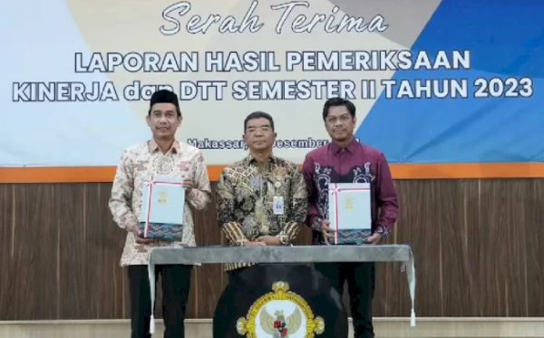 Ketua DPRD Kota Makassar, Rudianto Lallo, Menerima Laporan Hasil Pemeriksaan Kinerja Semester II Tahun 2023