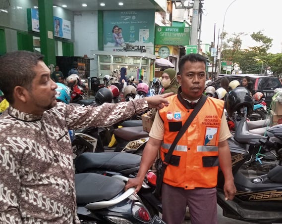 PD Parkir Makassar Edukasi Jukir untuk Sopan Melayani Pengunjung