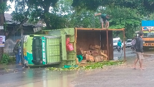 Truk 6 Roda Terperosok di Jalan Raya, Akibatkan Kemacetan Panjang