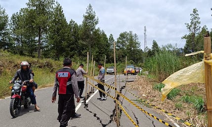 Cegah Lakalantas, Polres Tator Pasang Garis Police Line Menuju Bandara