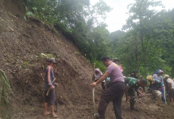 Sinergitas TNI-Polri Bersama Warga Bersihkan Material Longsor dengan Alat Seadanya