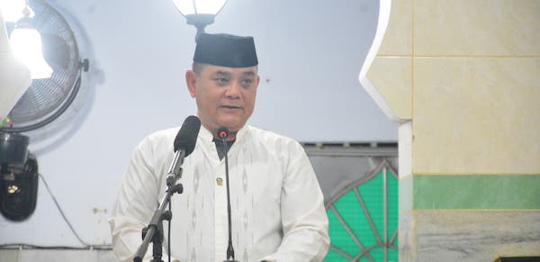 Pj Bupati Sinjai Sholat Tarawih Pertama di Mesjid Agung Nujumul Ittihad