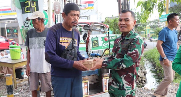 Rajut Kepedulian dan Kebersamaan, Kodim 1425 Jeneponto Bagi Takjil