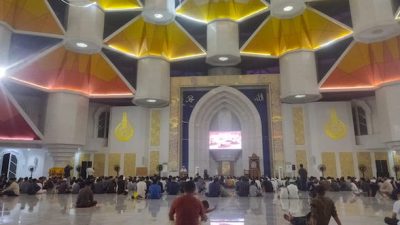 Masjid Kubah 99 Makassar Banyak Dikunjungi Pelancong untuk Shalat Tarwih