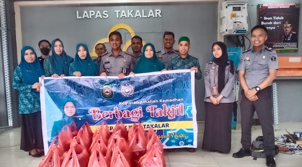 Berkah Ramadan, PKK Berbagi Takjil untuk Napi Lapas Takalar