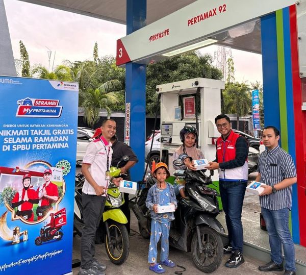 Pertamina Sulawesi Cek Kesiapan Sarfas dan Berbagi Takjil di Makassar