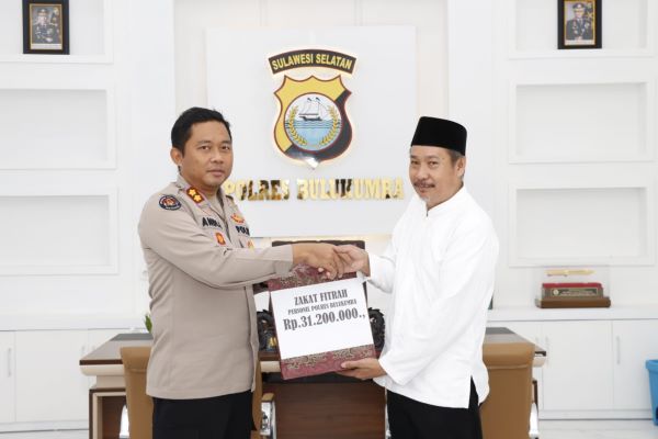 Polres Bulukumba Serahkan Zakat Fitra ke Baznas Bulukumba