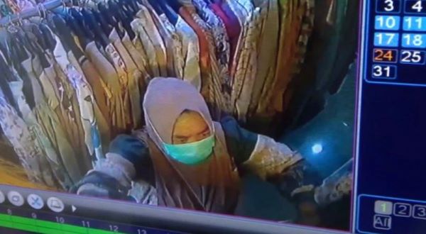 Seorang Perempuan Terekam CCTV Mencuri Baju Seharga 2,4 Juta