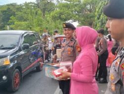 Polres Bantaeng Bagikan Takjil 350 Dos Ke Warga