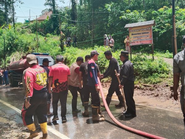 Bupati Torut Turun Langsung Bersihkan Material Longsor