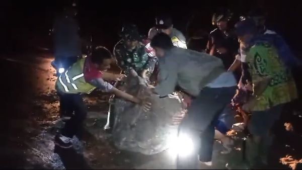 TNI-Polri Sigap Evakuasi Material Longsor di Jalan Poros Trans Sulawesi