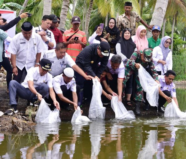 Perkuat Ketahanan Pangan di Bone, 2,1 Juta Benih Ikan Ditebar