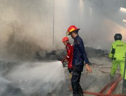 Atap Gudang di Makassar Hangus Terbakar, 28 Unit Damkar Dikerahkan