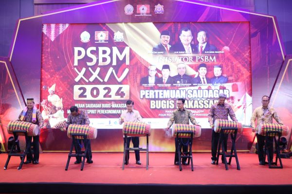 Danny Pomanto Tabuh Gendang Pembukaan Pertemuan Saudagar Bugis-Makassar XXIV