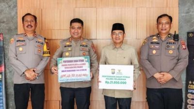 Kapolres Pelabuhan Serahkan Zakat Fitrah Rp 21.950.000 ke Baznas Makassar