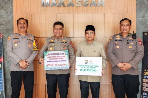 Kapolres Pelabuhan Serahkan Zakat Fitrah Rp 21.950.000 ke Baznas Makassar