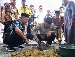 Pj Gubernur Letakkan Batu Pertama Pembangunan Menara Masjid Nurul Ilmi Himal Bone