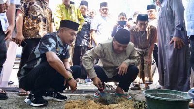 Pj Gubernur Letakkan Batu Pertama Pembangunan Menara Masjid Nurul Ilmi Himal Bone