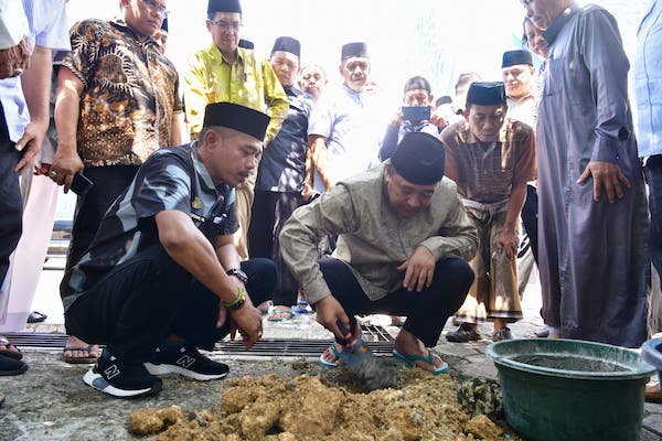 Pj Gubernur Letakkan Batu Pertama Pembangunan Menara Masjid Nurul Ilmi Himal Bone