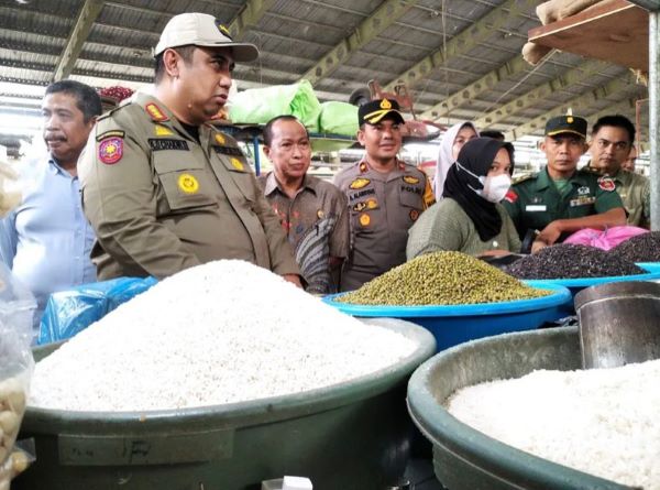 Pastikan Harga Sembako Stabil, Bupati Maros Sidak di Pasar Tramo