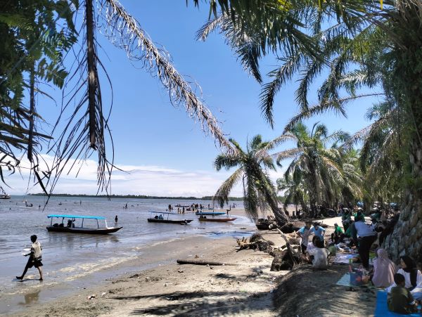 Tradisi Lebaran Ketupat di Lutim, Warga Padati Pantai Balo-balo