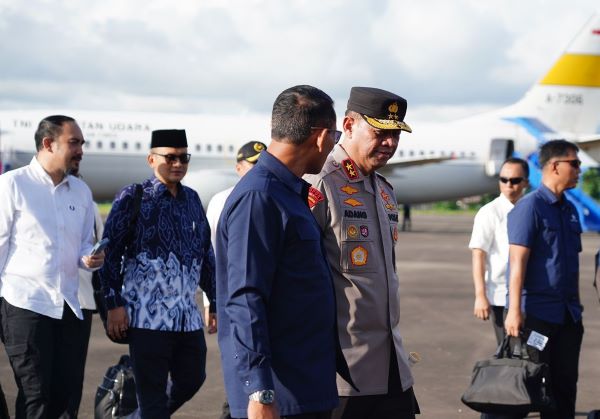 Kapolda Sulbar - Forkopimda Sambut Kedatangan Wapres di Bandara Tampa Padang