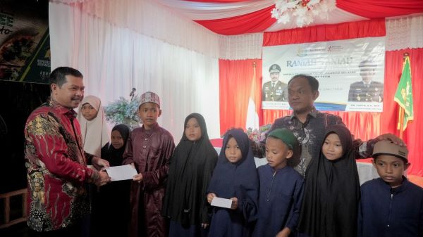 Kajati Sulsel Berbagi Tali Asih bersama Anak Panti Asuhan di Lutim